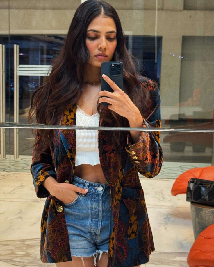 Malavika Mohanan And Her Obsession With Mirror Selfies Is No Miss, Check Out 888505