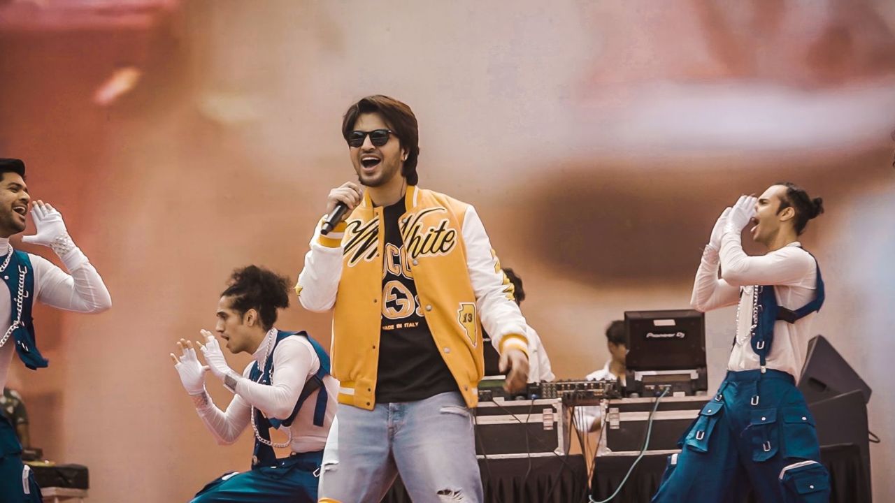 Rromeo's Enthralling Holi Performance Leaves Audience Spellbound 889045