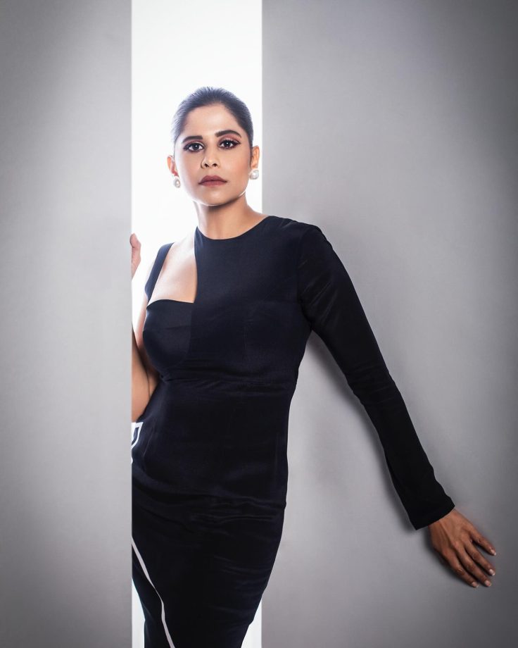 Saie Tamhankar's Black Eclectic Dress Sets Trends Ablaze, See Photos 887814
