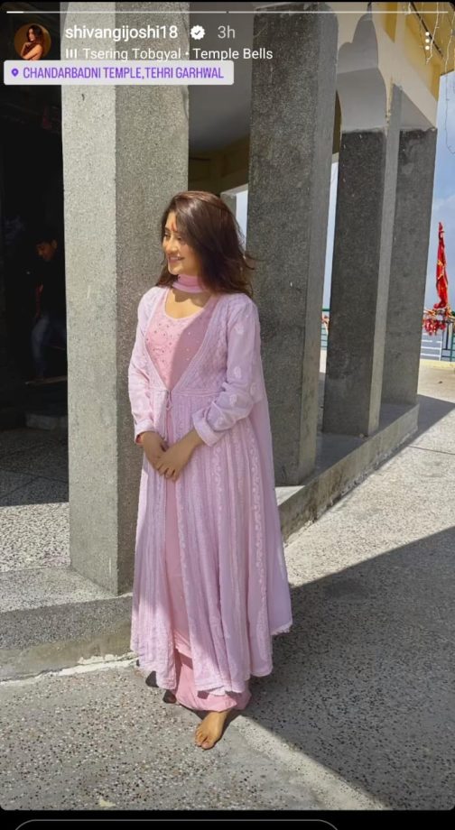 Shivangi Joshi Looks Mesmerizingly Beautiful In Pink Anarkali, Takes Blessings At Famous Temple 888538