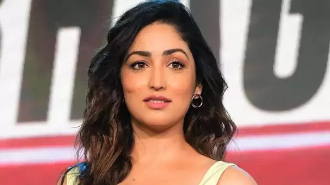 A local Singaporean tea stall vendor, heaped praise on Yami's performance in Article 370! The actress responded, "Such genuine gestures and reactions are immensely heartwarming" 893064