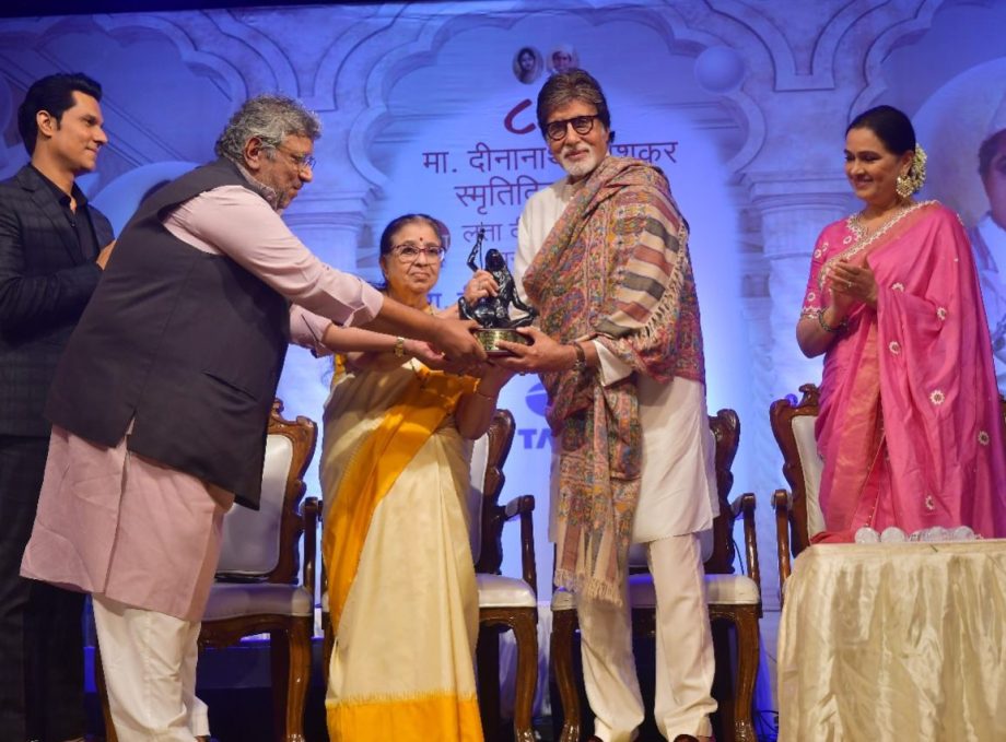 Amitabh  Bachchan Receives  The Lata Deenanath Mangeshkar Award 892702