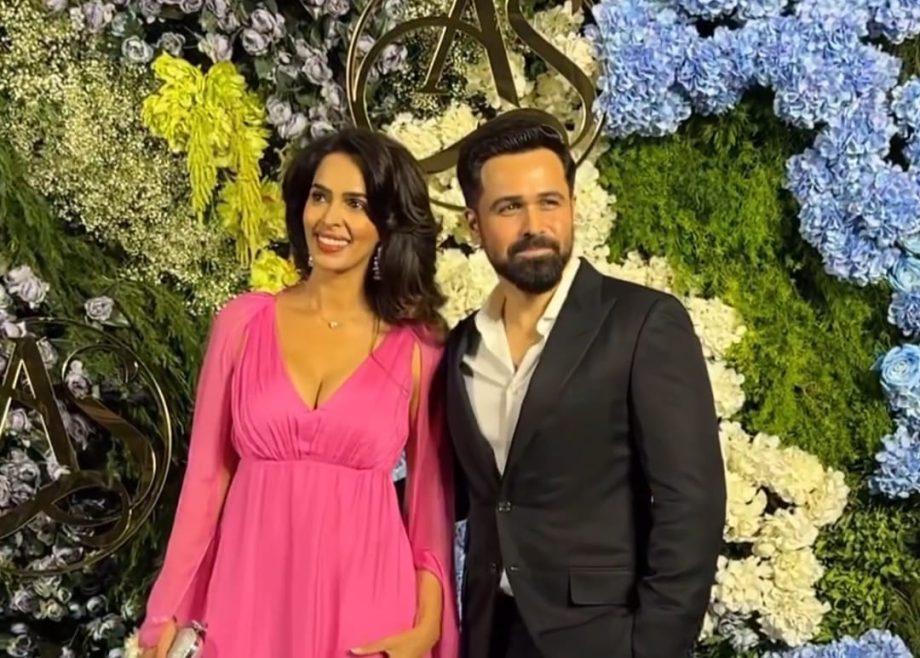 An unexpected reunion: 'Murder' co-stars Mallika Sherawat & Emraan Hashmi reunite after 19 years 891080