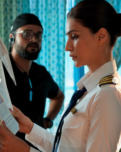 As 'Crew' crosses 100 crores worldwide, Kriti Sanon shares unseen BTS pics from the shoot 890485