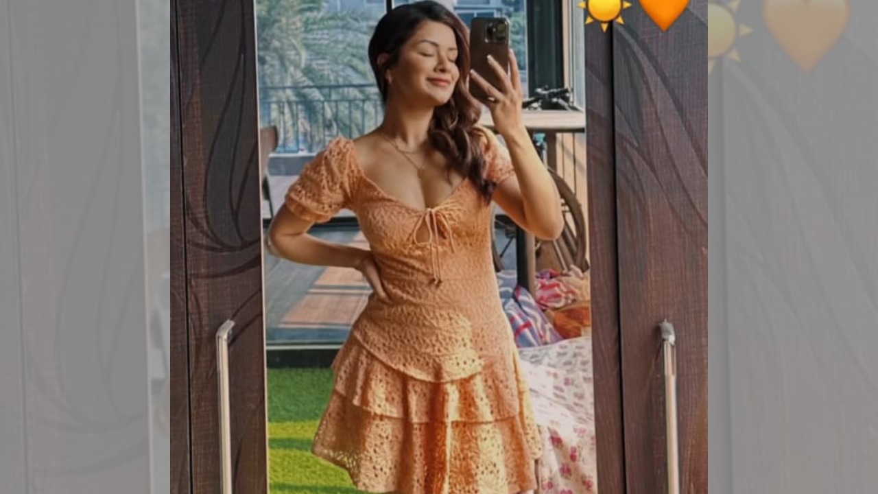 Avneet Kaur Rocks The Nude Look In A Mini Dress And Makeup; Slays Like A Fashion Queen In A Mirror Selfie 891806