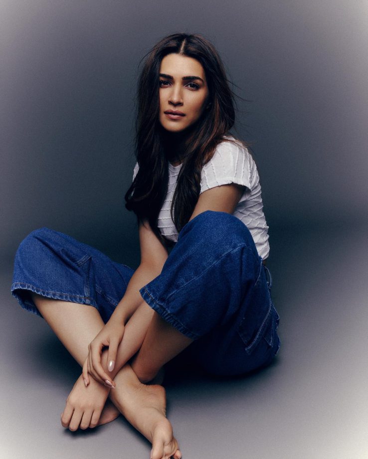 Classic Cool: Kriti Sanon Rocks Style Denim Looks With Confidence in Latest Photoshoot! 893117