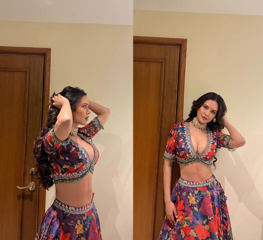 Esha Gupta looks Hot in a Plunging neck Blouse and Multicolored Lehenga Set; check out these photos! 892555