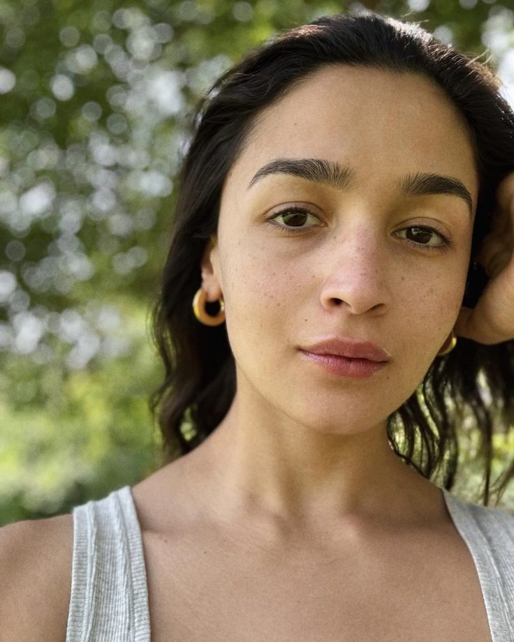 Flawless Beauty: Alia Bhatt's No-Makeup Selfie Showcases Her Natural Glam 889858