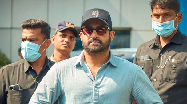 Jr. NTR arrives in Mumbai with a new look to kickstart shoot for 'War 2' opposite Hrithik Roshan 891040