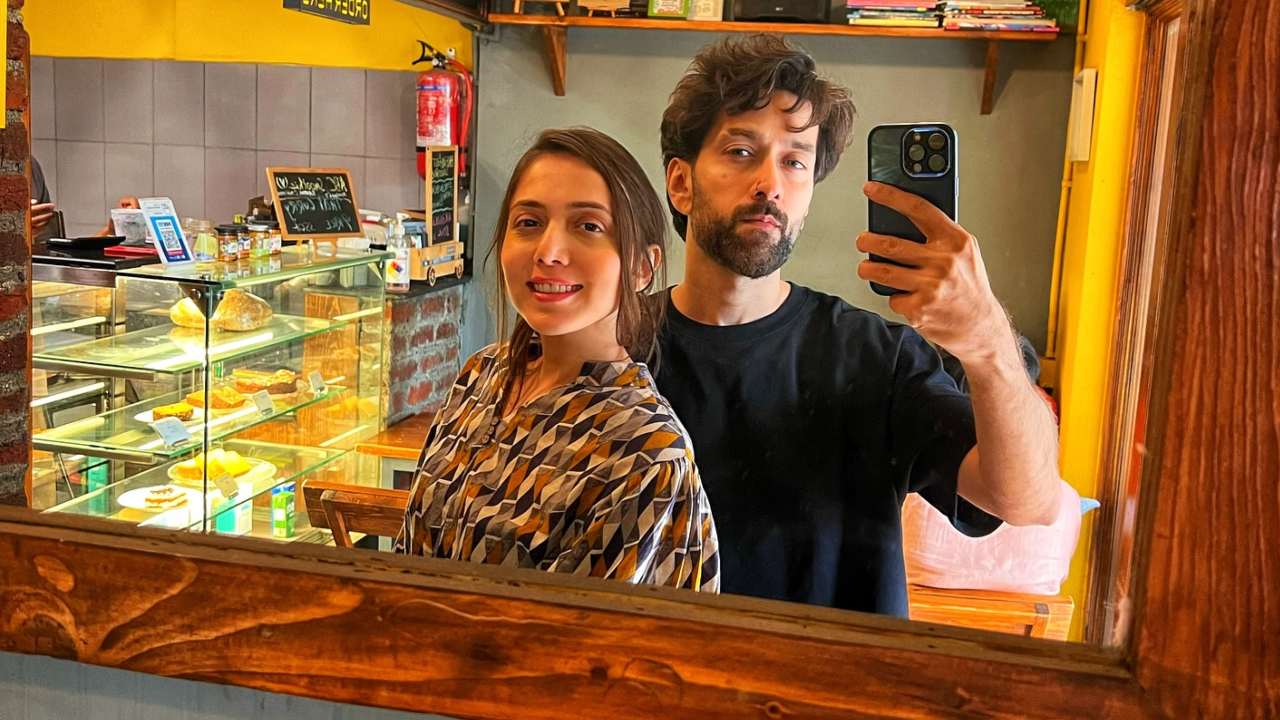 Nakuul Mehta And Jankee Parekh's Adorable Coffee House Selfie Captures The Essence Of Love 890464