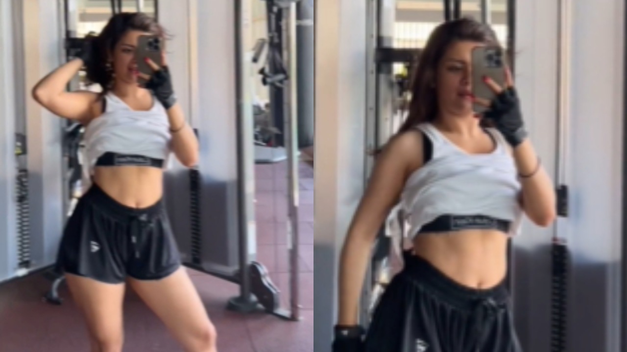 [Photos] Avneet Kaur Flaunting Her Hot Navel Look In A Mirror Selfie 892668