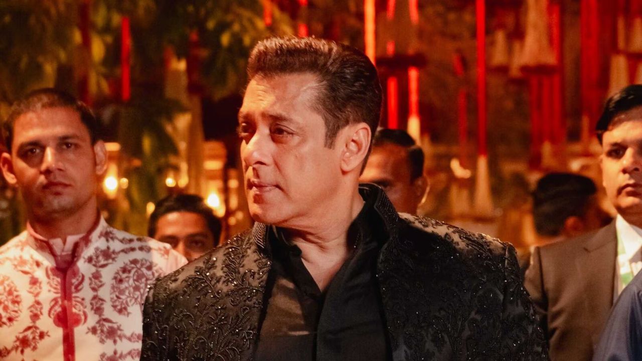 Salman Khan, a superstar with a golden heart, announced title of his 2025 EID release 'Sikandar' and congratulated films in theater this EID 890954