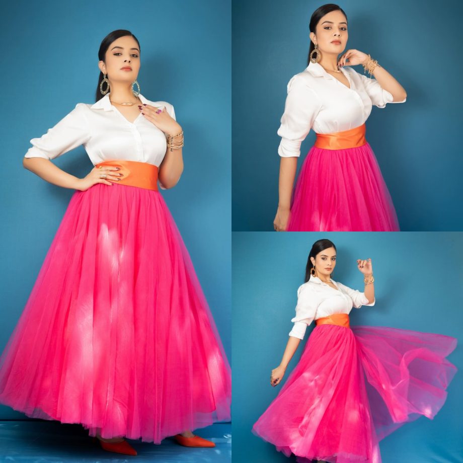 Sreemukhi Flaunts Her Western Style In A White Shirt And Pink Skirt, See Photos! 891384