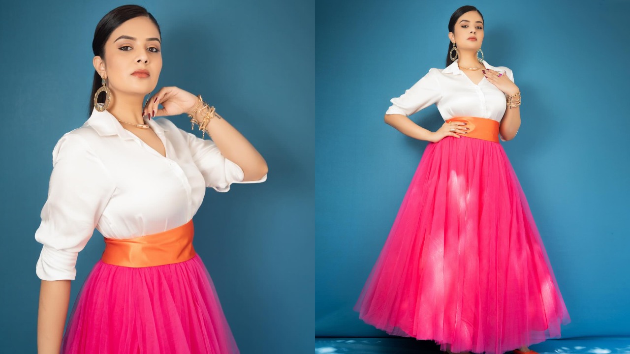 Sreemukhi Flaunts Her Western Style In A White Shirt And Pink Skirt, See Photos! 891385