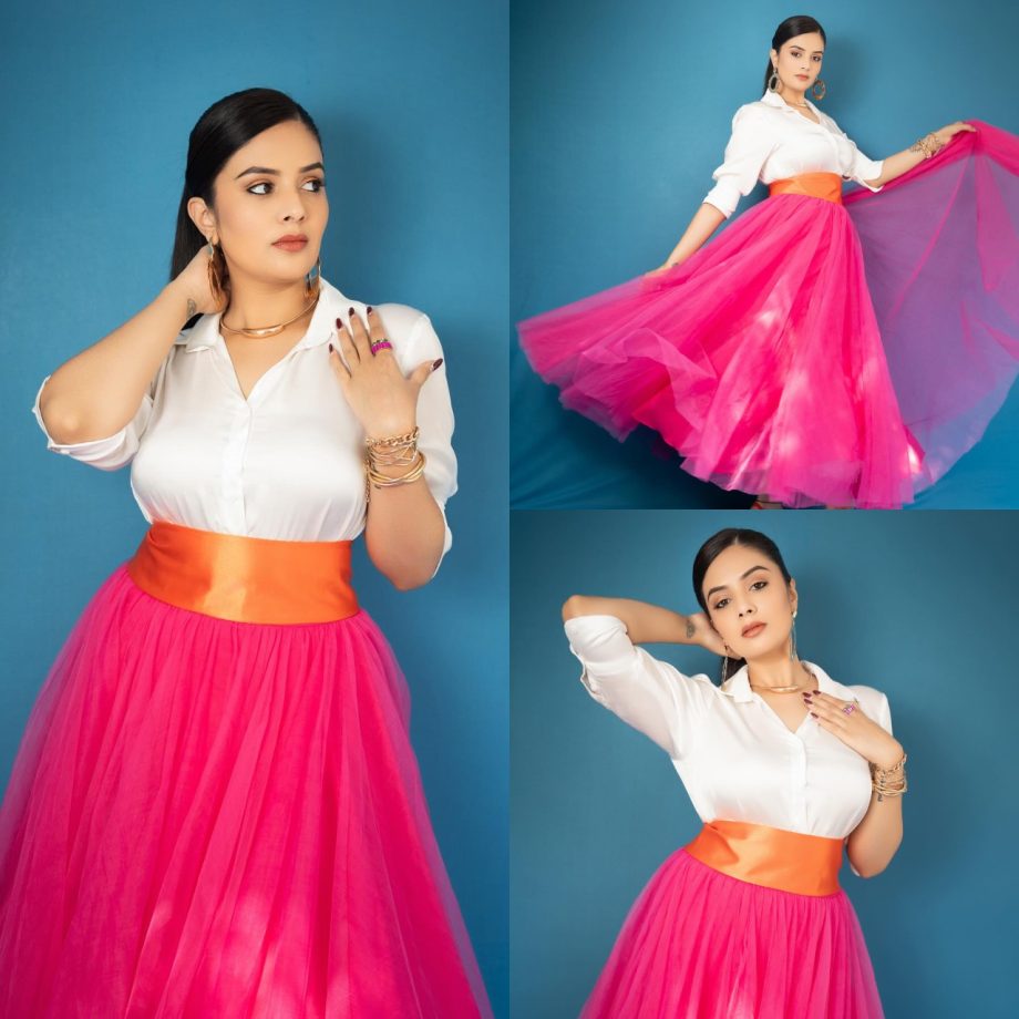 Sreemukhi Flaunts Her Western Style In A White Shirt And Pink Skirt, See Photos! 891383