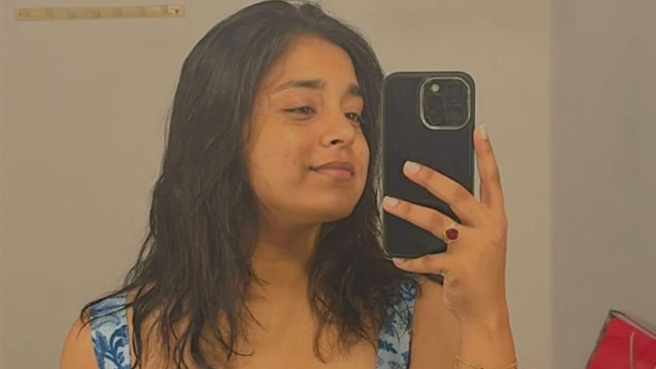 Sumbul Touqeer Offers A Sneak Peek Into Her Stylish Mirror Selfie, See Pic! 890825