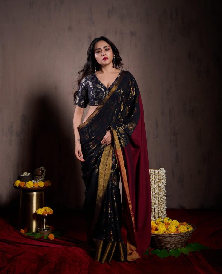 Take Cues To Wear Traditional Saree In Unique Style From Amruta Khanvilkar & Sonalee Kulkarni 891543
