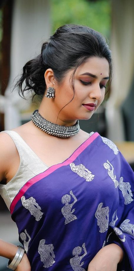 Top 10 Easy & Stylish Saree Hairstyles for Gudi Padwa: From Marathi Actresses Sonalee Kulkarni to Amruta Khanvilkar 890404