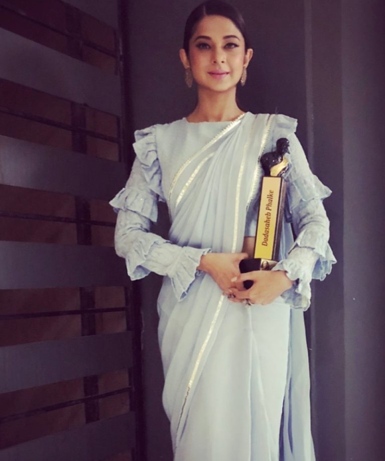 6 Must-Have Saree Blouse Designs Inspired by Jennifer Winget's Ethnic Wardrobe! 895576