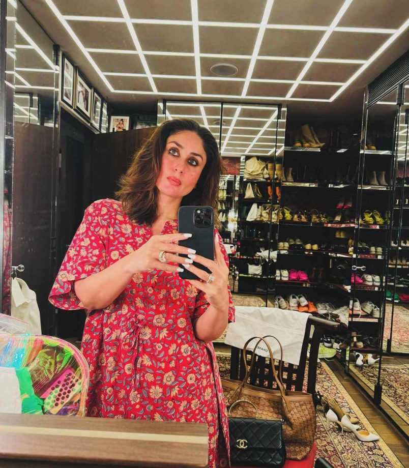 A Sneak Peek Into Kareena Kapoor's Mirror Selfie Glam! 896989