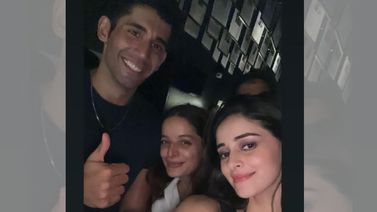 Ananya Panday Enjoys 'Fun Times' With Buddies Varun Sood & Others 894298