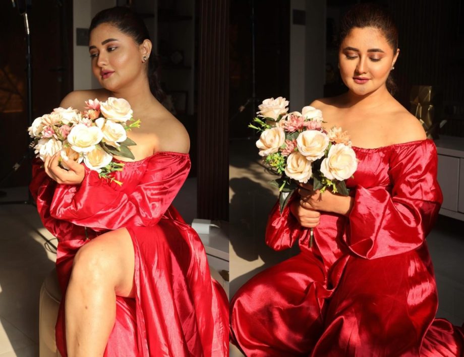 Ashnoor Kaur and Rashami Desai Flaunts Their Love With Flowers, Check Out Pictures Below! 896115