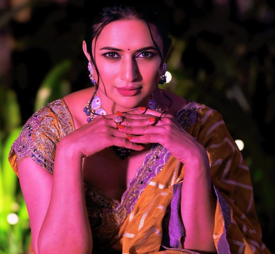 Elegant Beauty & Charismatic Eyes: A Peek into Divyanka Tripathi's Gorgeous Ethnic Look! 895471