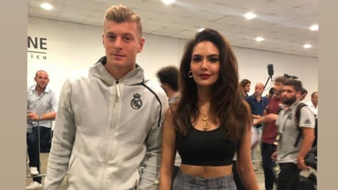 Esha Gupta Poses With Real Madrid's Football Player Toni Kroos 896435