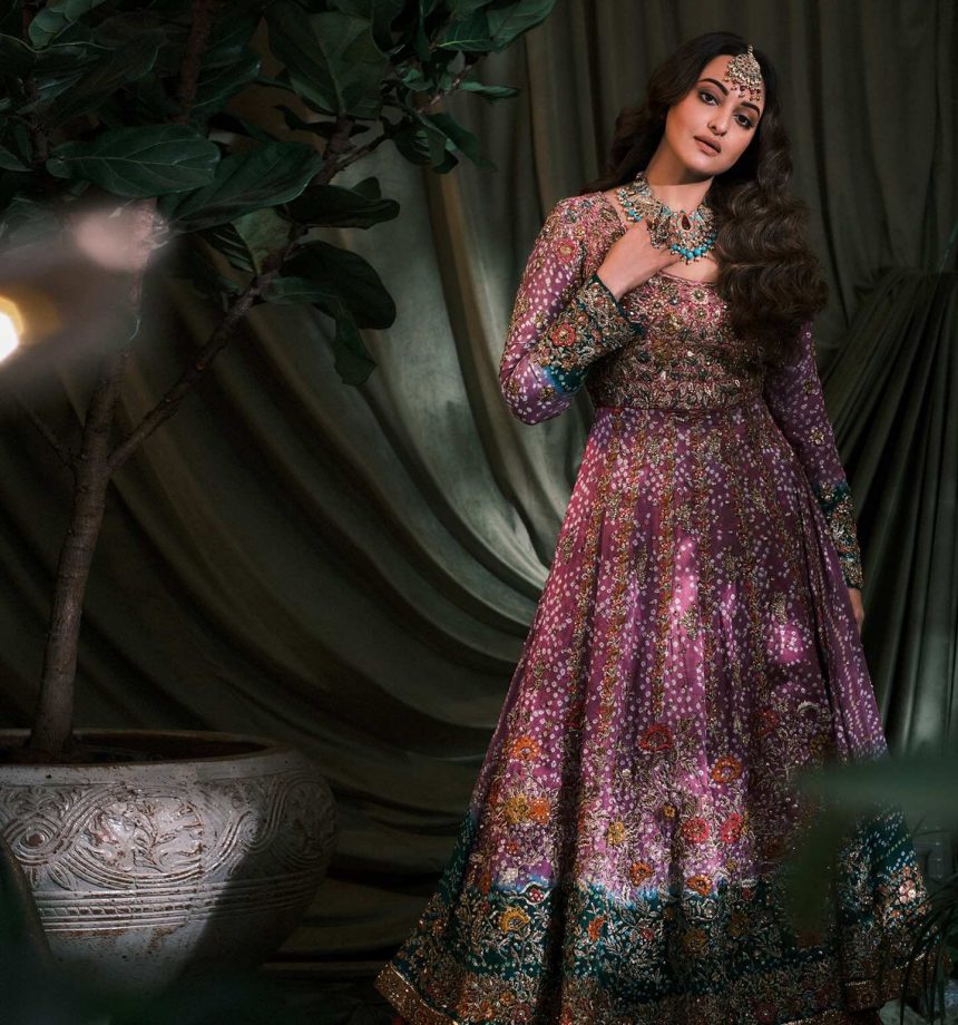 Heeramandi Fareedan Aka Sonakshi Sinha Flaunts Her Glamour In Designer Bandhani Ethnic Outfits 896793