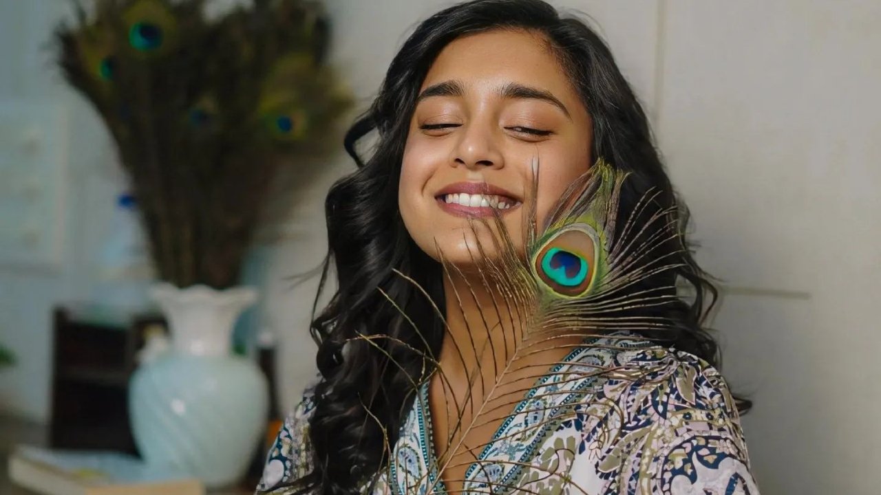 Kavya Actress Sumbul Touqeer Flaunts Her Flawless Beauty with a Peacock Feather Magic, Leaves Fans Awestruck! 895488