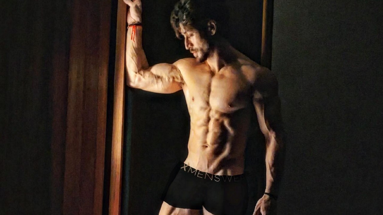"Legs hurt…but i think ill do battle without my armour today" Tiger Shroff's Instagram Post 896330