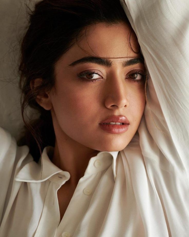 Messy Hair & Charismatic Eyes: A Peek Into Rashmika Mandanna Gorgeous Beauty! 894596