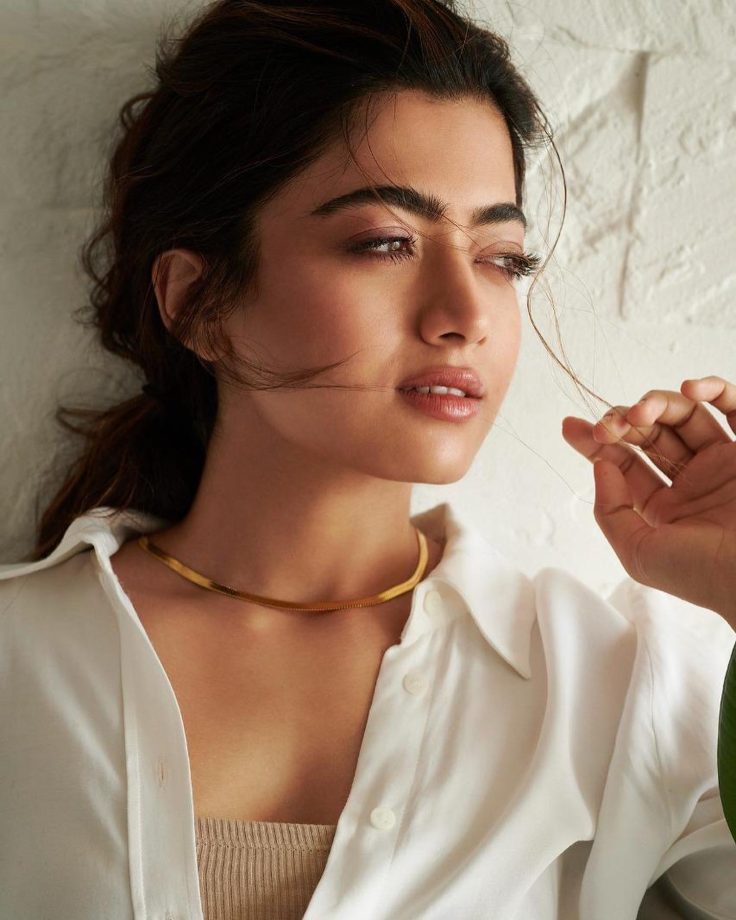 Messy Hair & Charismatic Eyes: A Peek Into Rashmika Mandanna Gorgeous Beauty! 894595