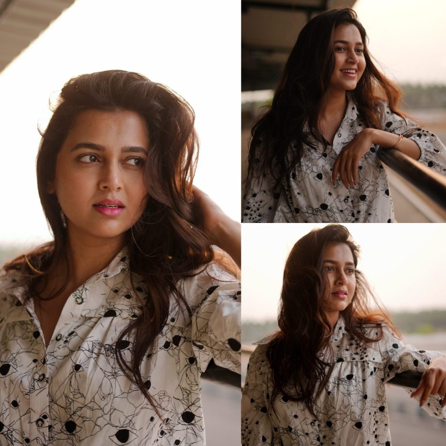 Naagin Actress Tejasswi Prakash Makes Hearts Skip A Beat With Her Golden Hour Glow 897481