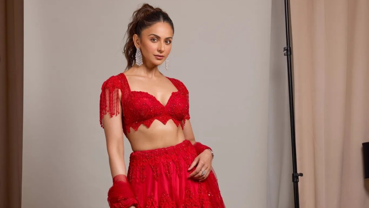 [Photos] Rakul Preet Singh Looks Regal Beauty in a Red Lehenga Set 895467