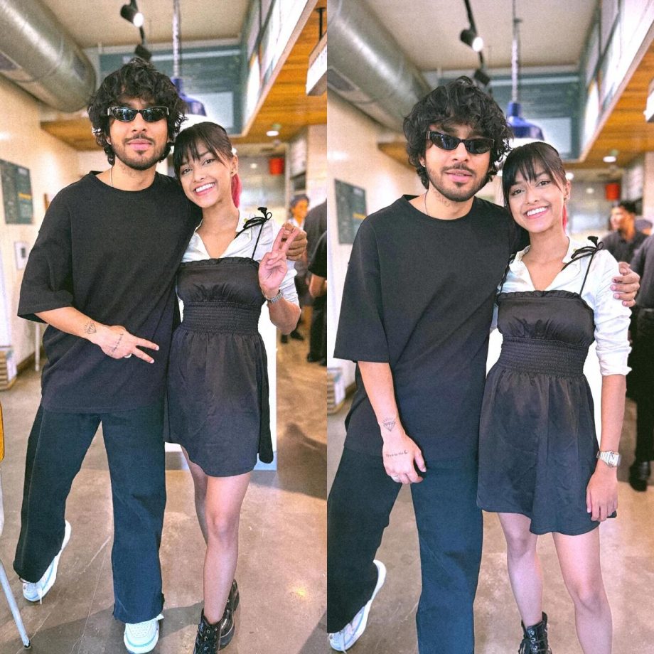 [Photos] Tony Kakkar Poses With Yohani, Fan Says, 'Dosti Hi To Pyaar..' 896414
