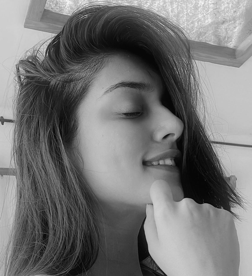 Radhakrishna Fame Mallika Singh's Captivating No-Makeup Glam in Stunning Monochrome Pictures! 894790
