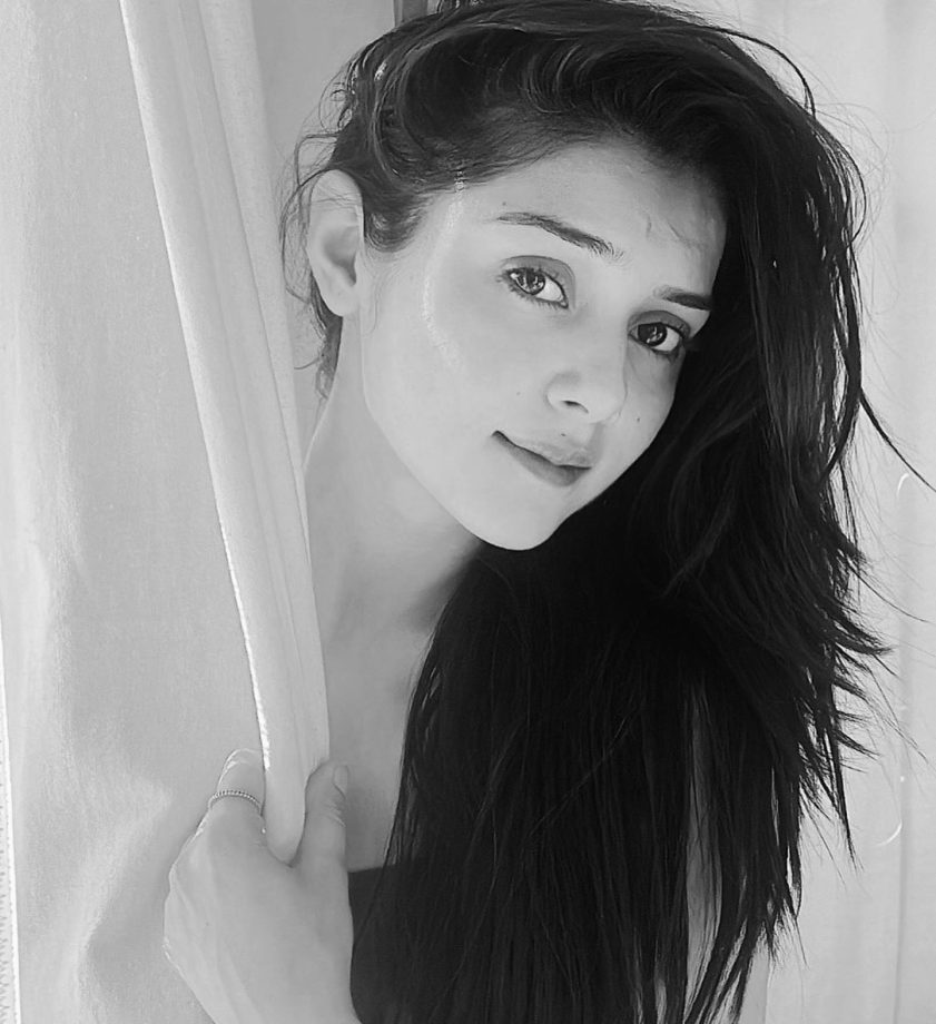 Radhakrishna Fame Mallika Singh's Captivating No-Makeup Glam in Stunning Monochrome Pictures! 894791