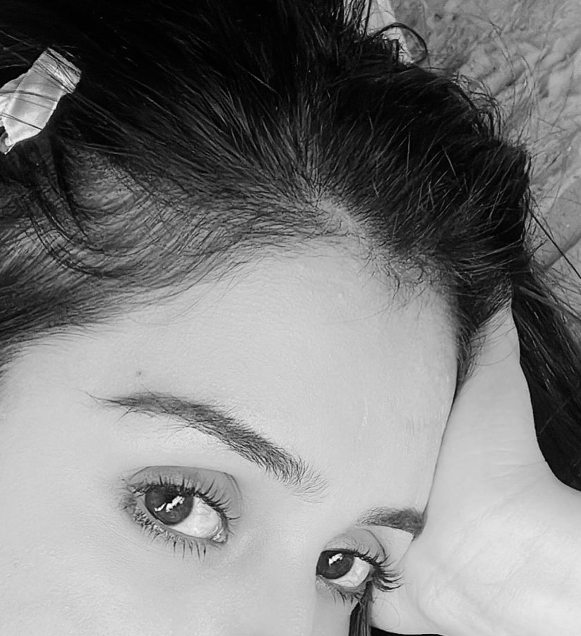 Radhakrishna Fame Mallika Singh's Captivating No-Makeup Glam in Stunning Monochrome Pictures! 894792
