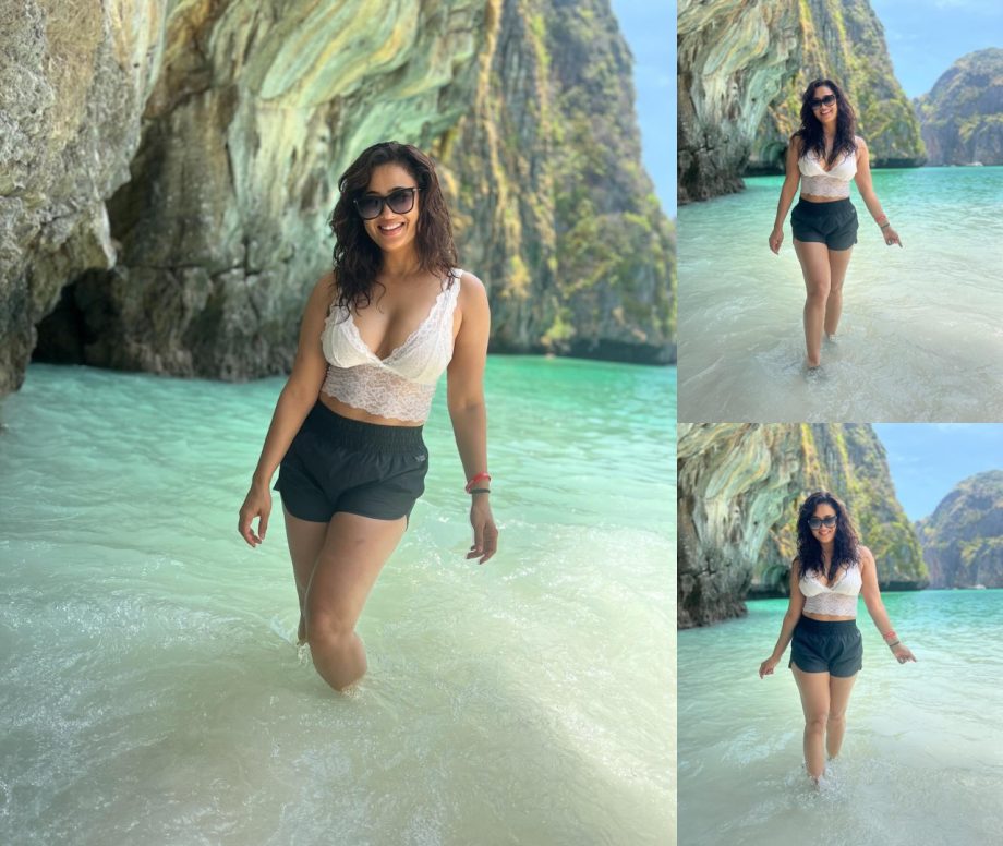 Shweta Tiwari Makes Summer Chilling, Enjoys Her Time Near Seashore 894006