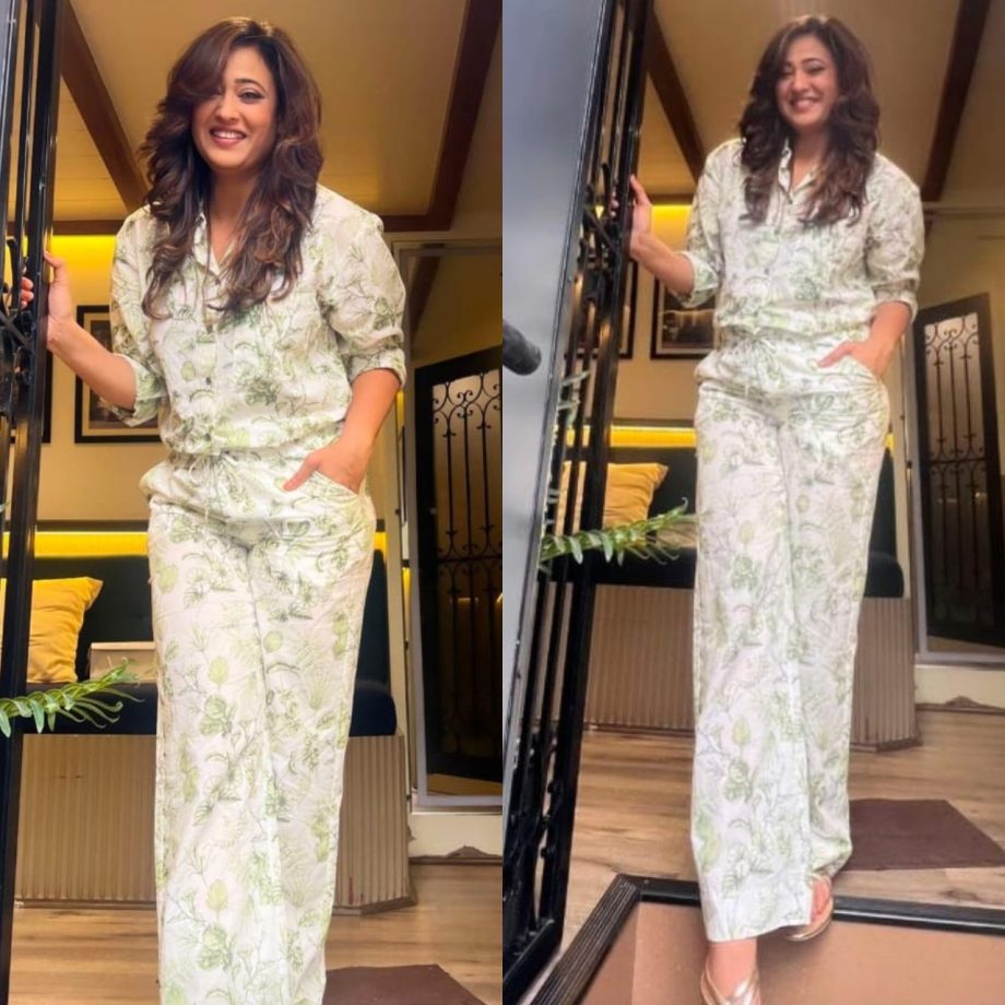 Summer Style: Shweta Tiwari Looks Ravishing In Cool Floral Printed Co-ord Set 895021
