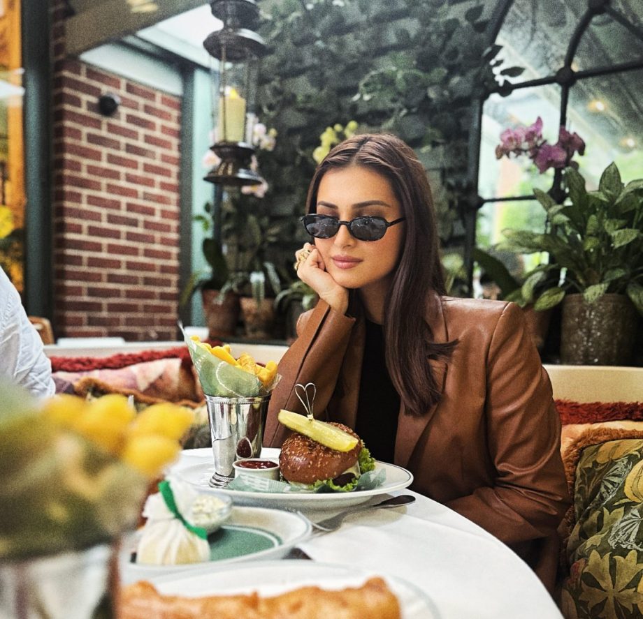 Tara Sutaria Finds Her Love In London, Shraddha Kapoor Admires It! 896514
