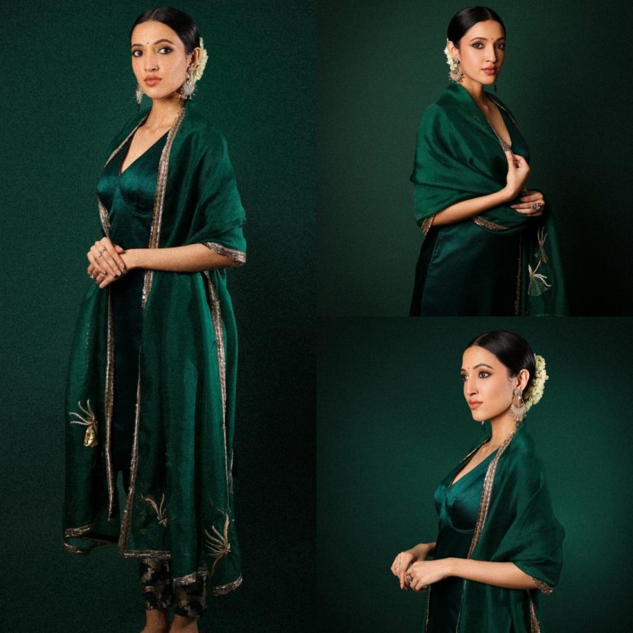 Timeless Beauty: Neha Shetty Flaunts Her Ethereal Beauty in a Green Kurta Set with Mogra Gajra 893658