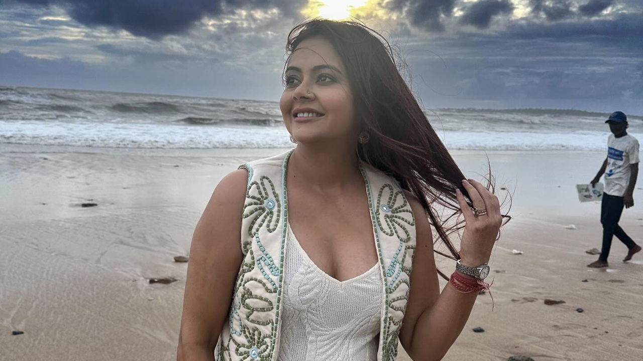 Devoleena Bhattacharjee Addresses Pregnancy Rumors With Cryptic Note: "I Do Not Like Interference" 903869