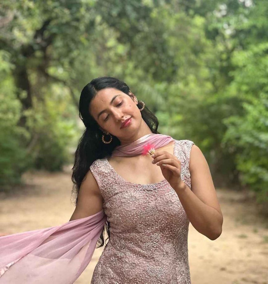 Disha Patani showers love on 'beautiful sister,' Khushboo as she posts beautiful images 902429