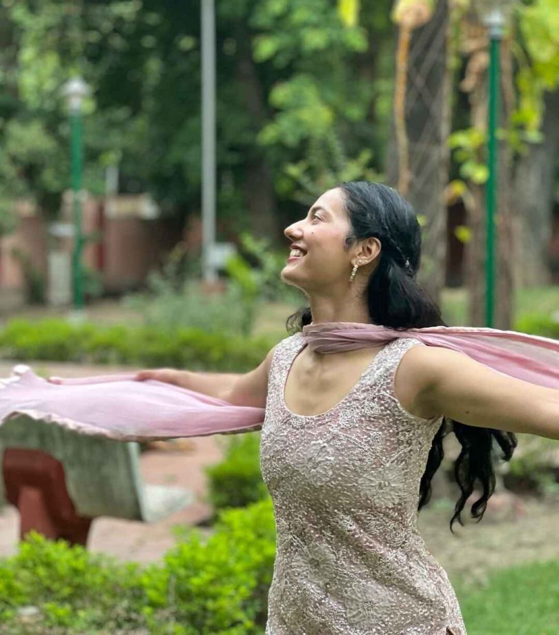 Disha Patani showers love on 'beautiful sister,' Khushboo as she posts beautiful images 902431