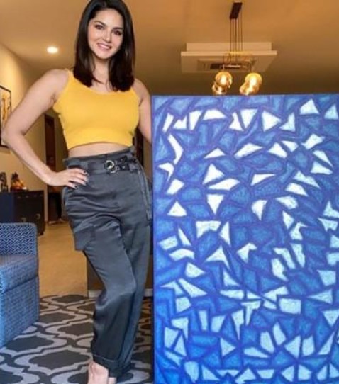 From Sonakshi Sinha to Tara Sutaria: 5 female actors who love painting & excel at it 903126