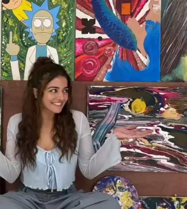 From Sonakshi Sinha to Tara Sutaria: 5 female actors who love painting & excel at it 903127