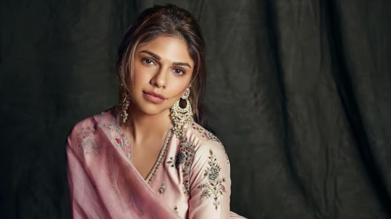 " I must have seen 'Pakeezah' 15-16 times" says Sharmin Sehgal when asked about her preparation for the character of Alamzeb in Heeramandi 898686
