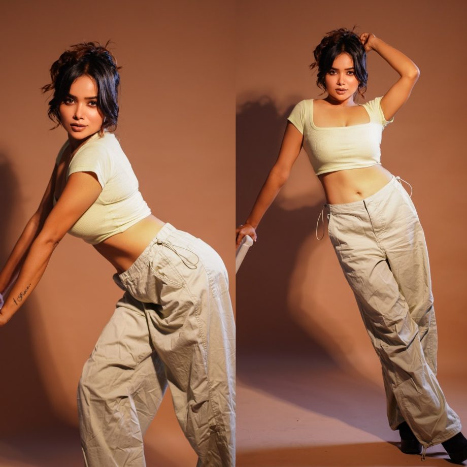 Jhalak Dikhla Jaa 11 Winner Manisha Rani Flaunts Curvy Midriff In Crop Top And Baggy Trouser, See Photos 900005